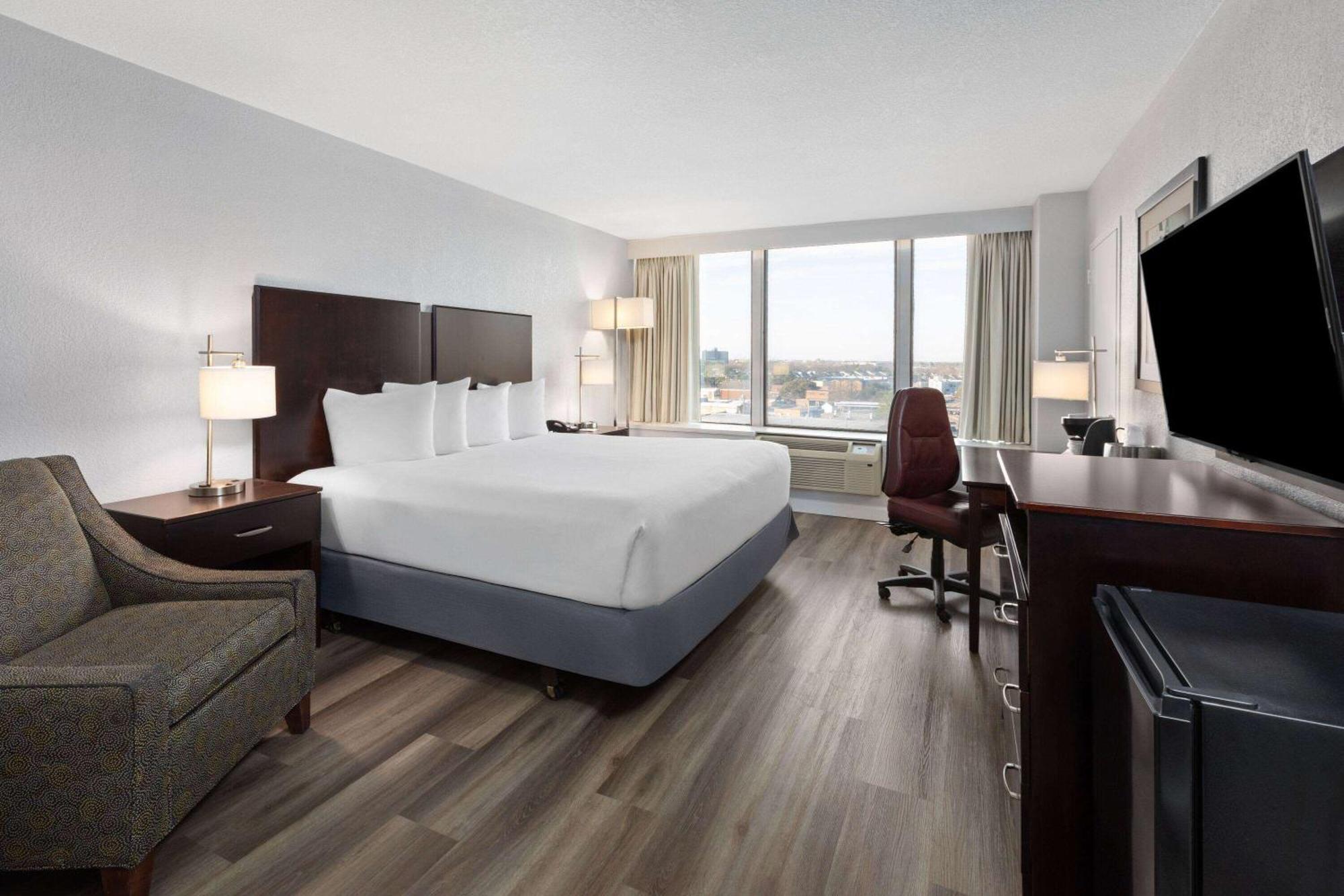 Wyndham Garden Norfolk Downtown Hotel Exterior photo