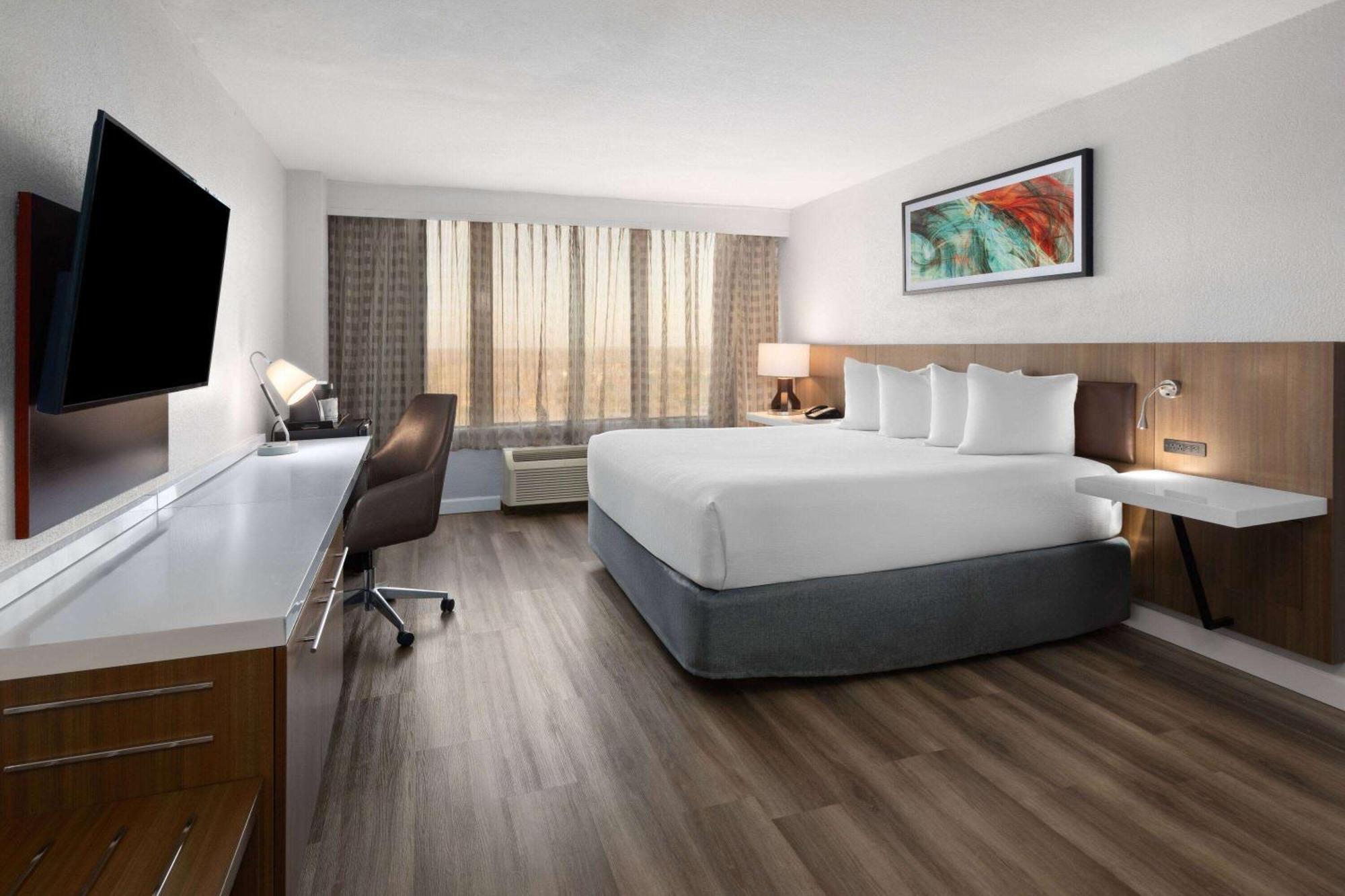Wyndham Garden Norfolk Downtown Hotel Exterior photo