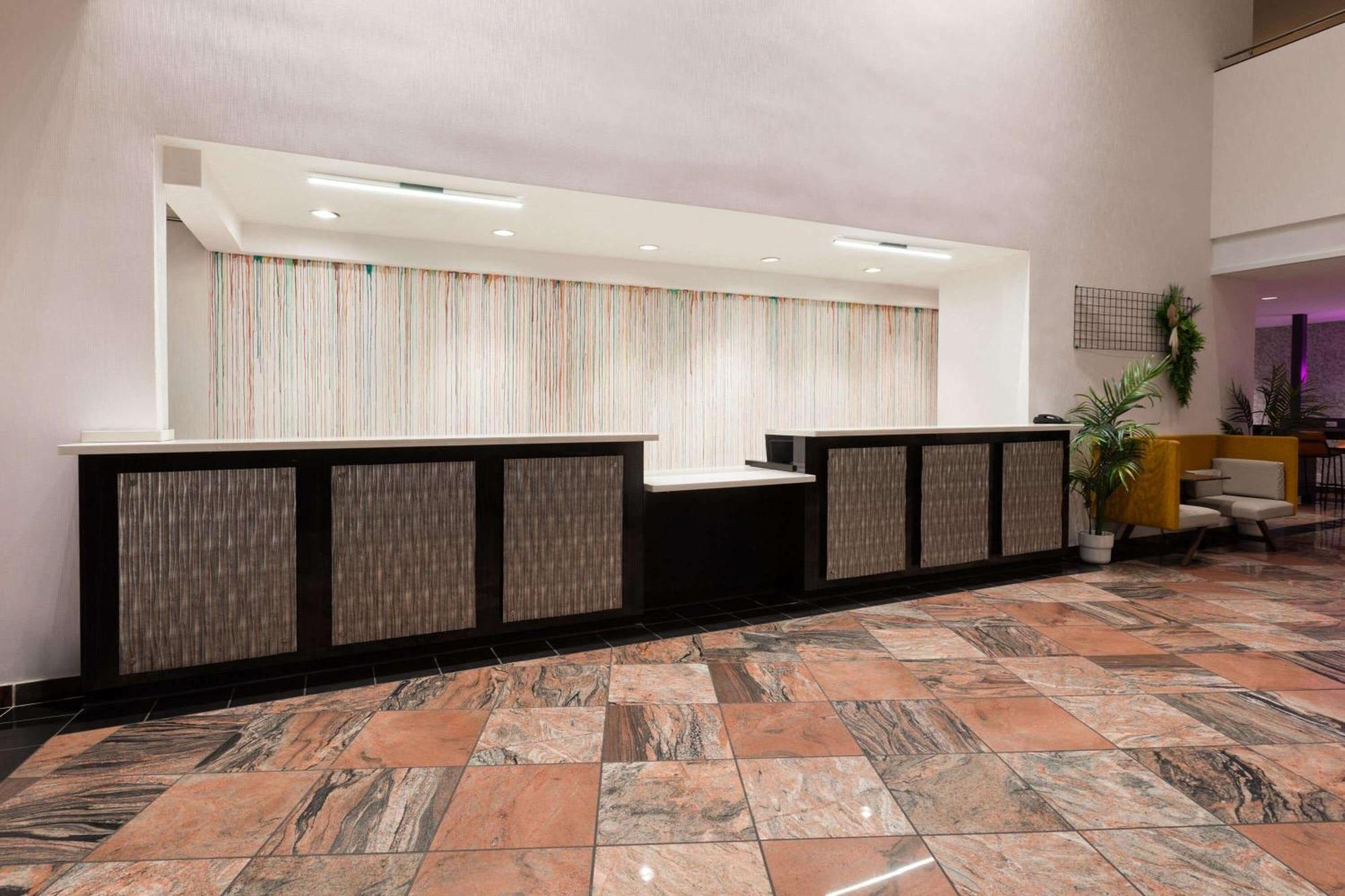 Wyndham Garden Norfolk Downtown Hotel Exterior photo